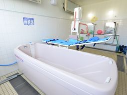 手助け浴槽とリフト機器
