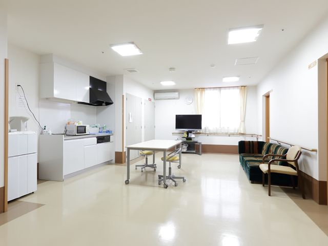 清潔感のある広い共有スペース キッチン ゆったりとしたソファが配置されたラウンジでは、くつろぎながらの会話やテレビ鑑賞が楽しめます。キッチン効率の良い配置も魅力的です。