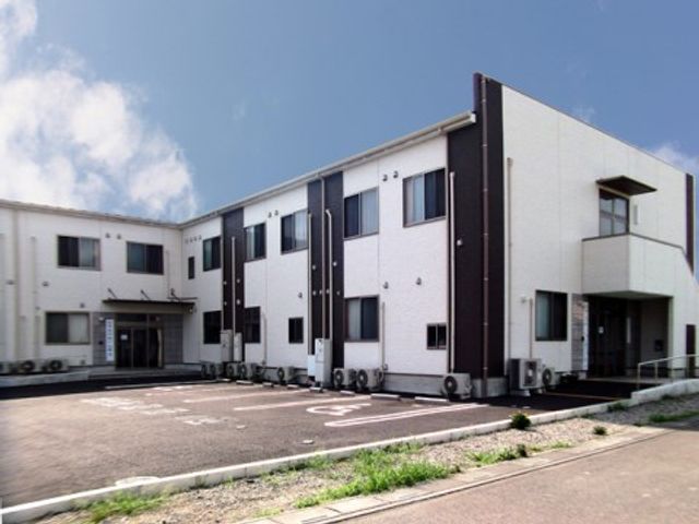 清潔感ある建物の外観 外観 ゆとりある駐車スペースと、すっきりとしたデザインの建物がお迎えします。働く環境としても快適な空間が広がっています。