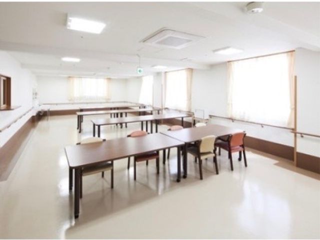 明るいダイニングルーム 食堂2 広々としたダイニングでは、利用者様がゆったりと食事を楽しまれています。日当たりがよく落ち着いた雰囲気の中で、コミュニケーションも弾むでしょう。