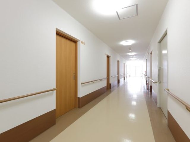 清潔感のある明るい廊下 廊下 手すりが設置された安全な通路は、毎日の移動も安心していただけます。壁には優しい色合いが使われ、落ち着いた雰囲気を醸し出しています。