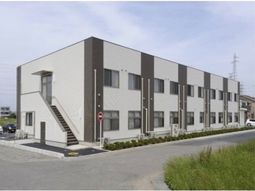 清潔な白い外壁の建物
