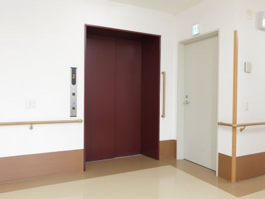 広々とした廊下のエレベーター