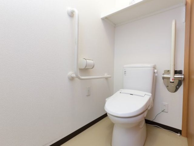 手すり付きの清潔なトイレ お手洗い 安全に配慮された設計のトイレです。手すりが設置してあり、安心してご利用いただけます。