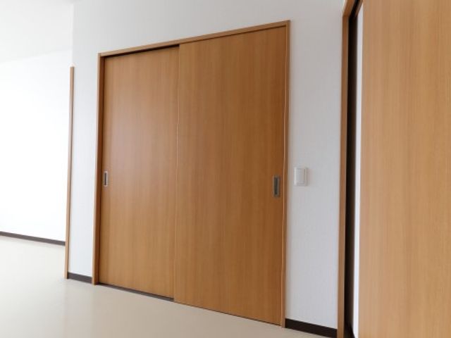 明るい廊下の木製扉