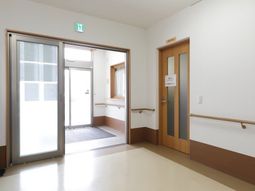 手すり付き明るい廊下
