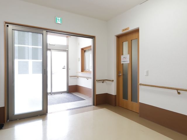 明るいエントランス通路 施設ロビー 開放的でバリアフリー設計のエントランスです。訪れる方々に安心とやすらぎを提供します。