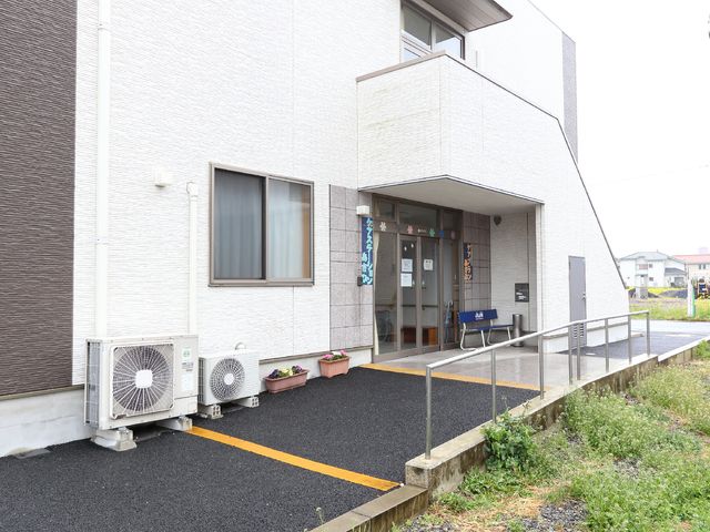 バリアフリーのエントランス 施設外観 手すり付きでスロープが整備された清潔感のある入り口です。ここから新しい職場への一歩を踏み出しませんか。