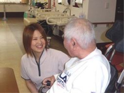 笑顔で会話するスタッフと利用者