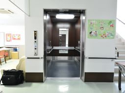 エレベーターの開いた扉