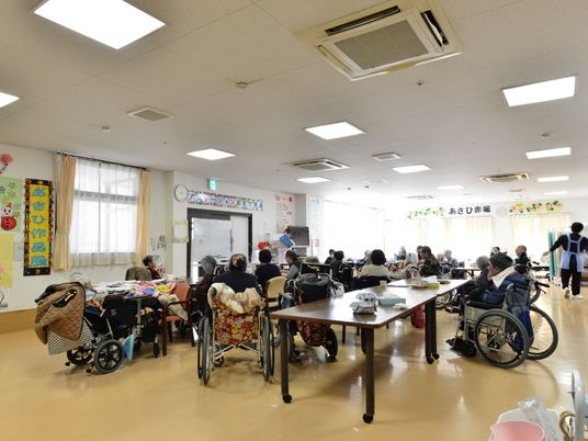 居室内で過ごす人々