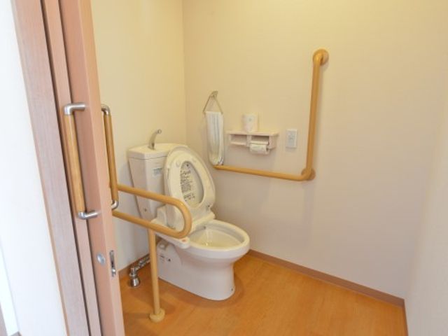 バリアフリートイレ 居室2 手すり付きで安全に配慮されたトイレです。広々とした空間で利用しやすい設計となっております。