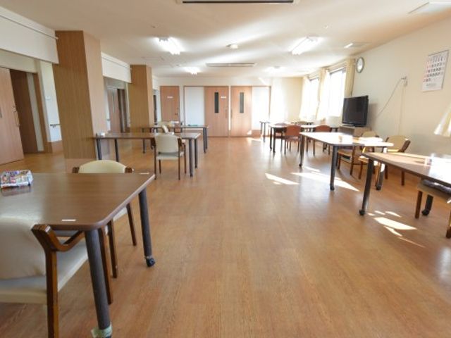 明るい食堂の全景 食堂 広々とした食堂は日差しが降り注ぎ、清潔感のあふれる空間です。共同の食事や交流の場として、働く環境にも温かさが感じられます。