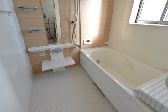 広々とした明るい浴室