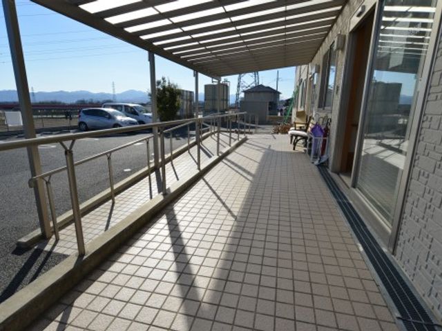 車いすでも安全なアプローチエリア 外観 ゆったりとしたアプローチがありますので、車いすの方も安心して通れる環境を整えております。