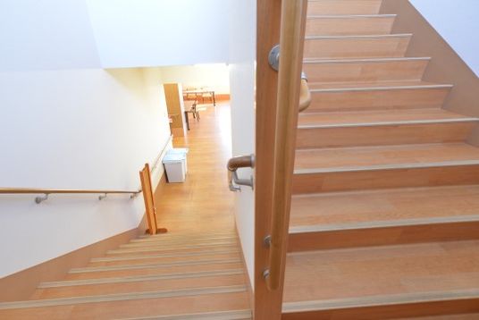 階段と上がる廊下の景色