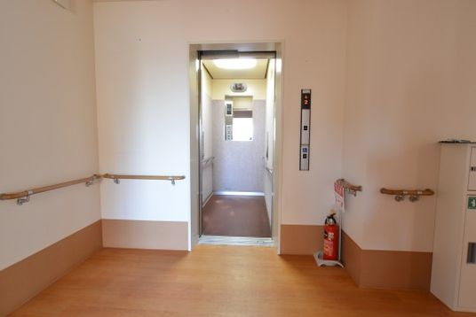 廊下とエレベーターの空間