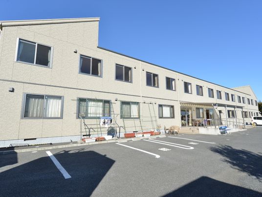 広々とした駐車場の外観