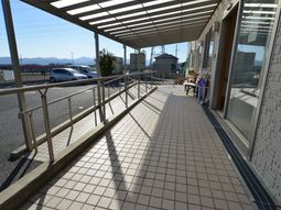 広々とした敷地のエントランス