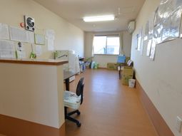 スタッフ用デスクと掲示物
