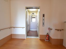 廊下とエレベーター入口