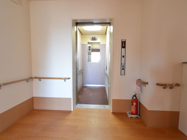 廊下とエレベーター入口