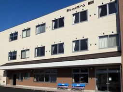 明るい外観の建物入口