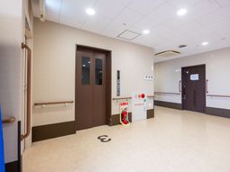 広く清潔な廊下