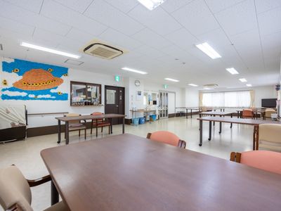 広々とした明るい食堂