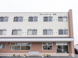 ゆったりとした外観の建物