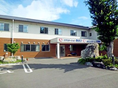 施設外観の明るい日差し