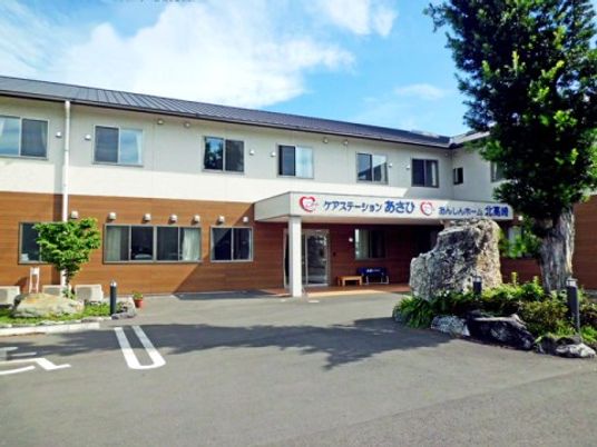 施設外観の明るい日差し