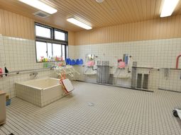 入浴施設の明るい空間