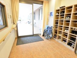 玄関と靴棚のある廊下