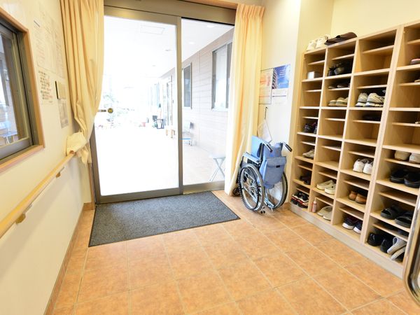玄関と靴棚のある廊下