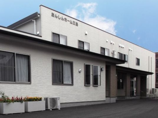 白壁のきれいな外観