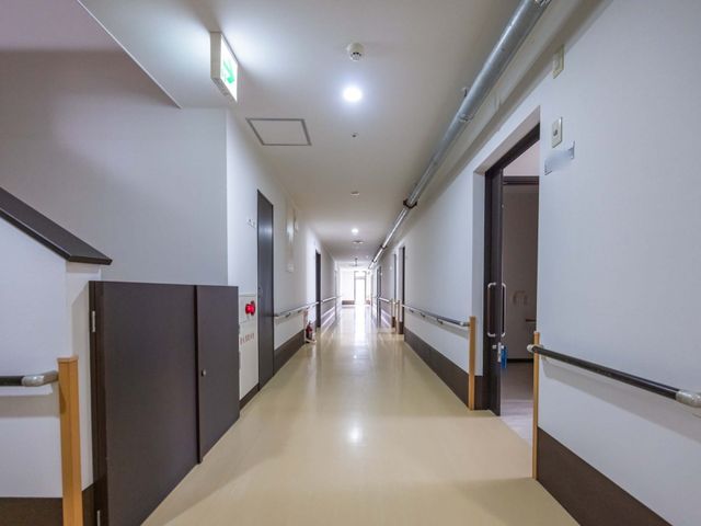 広々とした廊下 廊下 手すりが付いた明るく広い廊下は、歩行のサポートが必要な方にも安心の設計です。