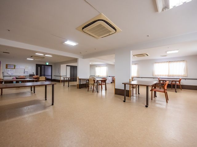 ゆったりとした多目的室 多目的室 広々と開放感のある多目的室です。テーブルと椅子が配置され、様々な活動に使われている様子が伺えます。