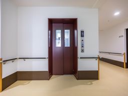 広々としたエレベーター前