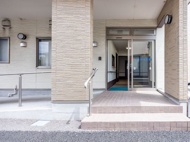 エントランスの様子 エントランス 手すりがついた入り口はバリアフリー設計で、すべての方が安心してお通りいただけます。