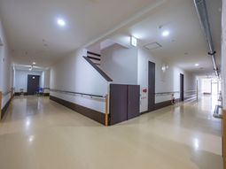 広々とした明るい廊下
