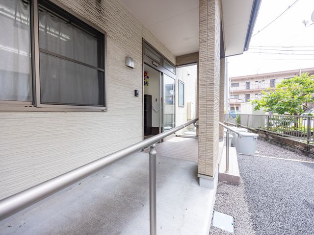 明るいエントランス エントランス 手すり付きの歩道を備えた明るく開放感のあるエントランスです。安全かつ快適にご利用いただけます。