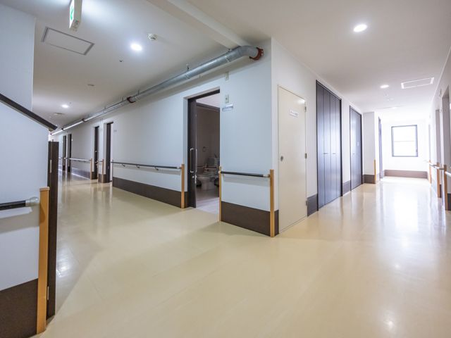 快適な廊下 廊下 手すりが完備された広々とした廊下です。ゆったりと歩ける設計で安心してお過ごしいただけます。