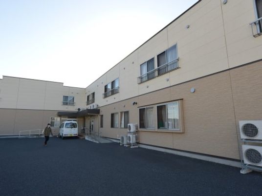 建物外観と駐車スペース