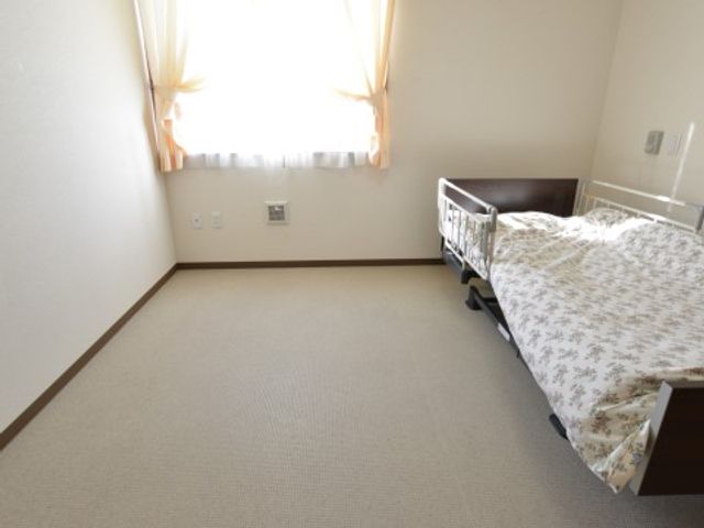 明るい個室の居室 居室 広々として明るい個室には、窓からの自然光が差し込み、清潔感ある空間を提供しています。プライバシーが守られる快適な環境で仕事をしませんか。