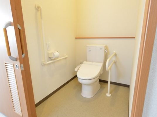 手すり付きのトイレ空間