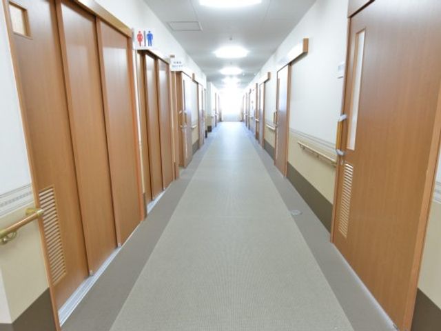 清潔感ある廊下 廊下 清潔で広々とした廊下は、快適な動線を確保しており、日々の業務に集中できる環境です。