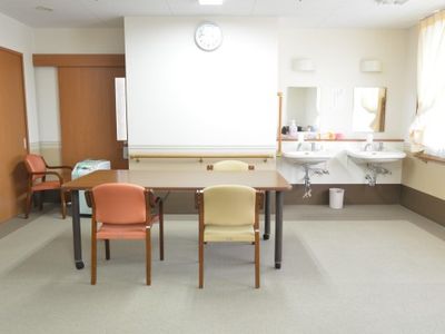 明るい洗面台付き多目的室