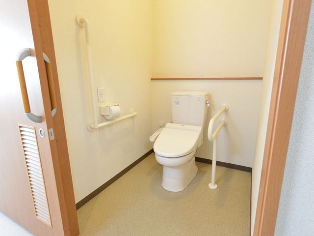 手すり付きの清潔なトイレ 居室 安全性を考えた設計のトイレです。手すりが設置されており、すべての世代の方が安心してご利用いただけます。