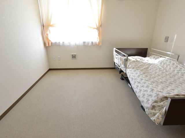 日当たりの良い居室 居室 柔らかな日差しが差し込む清潔な居室です。ゆったりとした空間でくつろぎのひとときをお過ごしいただけます。